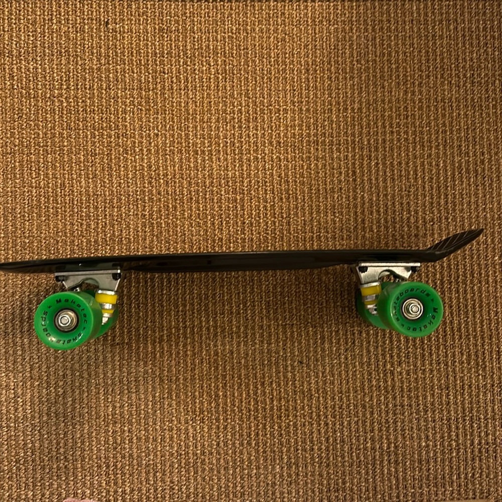 Meketec Skateboard new with lime green wheels